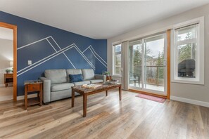 Smart TV, fireplace - 360 WINDTOWER LODGE. (Canmore)