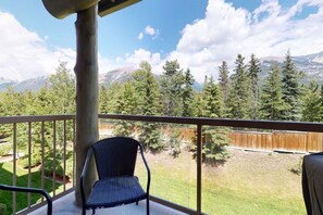 Property grounds - BLUE BIRD SKIES - MOUNTAIN VIEWS - GYM & SECURE PARKING (Canmore)