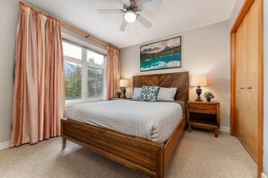 2 bedrooms, desk, iron/ironing board, travel crib - BLUE BIRD SKIES - MOUNTAIN VIEWS - GYM & SECURE PARKING (Canmore)