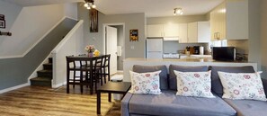 TV, fireplace - HARMONY HEIGHTS - TWO LEVEL TOWNHOUSE - HOT TUB & FIRE PIT (Harvie Heights)