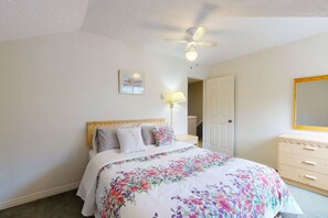 2 bedrooms, desk, iron/ironing board, WiFi - HARMONY HEIGHTS - TWO LEVEL TOWNHOUSE - HOT TUB & FIRE PIT (Harvie Heights)