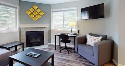 HARMONY HEIGHTS - TWO LEVEL TOWNHOUSE - HOT TUB & FIRE PIT