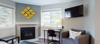 HARMONY HEIGHTS - TWO LEVEL TOWNHOUSE - HOT TUB & FIRE PIT