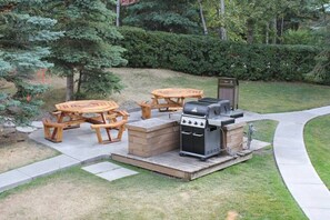 Outdoor dining - HARMONY HEIGHTS - TWO LEVEL TOWNHOUSE - HOT TUB & FIRE PIT (Harvie Heights)