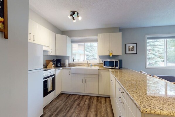 Fridge, microwave, oven, stovetop - HARMONY HEIGHTS - TWO LEVEL TOWNHOUSE - HOT TUB & FIRE PIT (Harvie Heights)