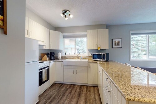 HARMONY HEIGHTS - TWO LEVEL TOWNHOUSE - HOT TUB & FIRE PIT