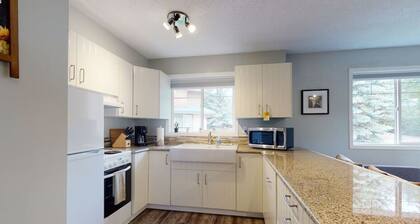 HARMONY HEIGHTS - TWO LEVEL TOWNHOUSE - HOT TUB & FIRE PIT