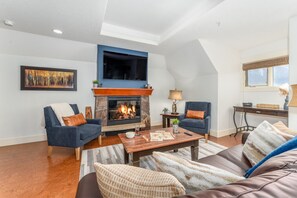 TV, fireplace - VALLEY VISTA - LUXURY CORNER CONDO - SPA,  POOL & HOT TUB (Canmore)