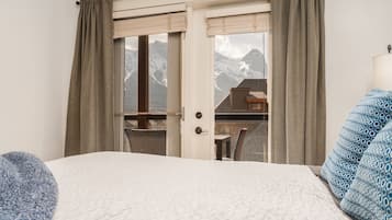 2 bedrooms, desk, iron/ironing board, travel cot