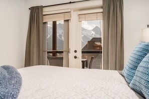 2 chambres, bureau, fer et planche à repasser, lit parapluie