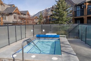 Tina de hidromasaje al aire libre