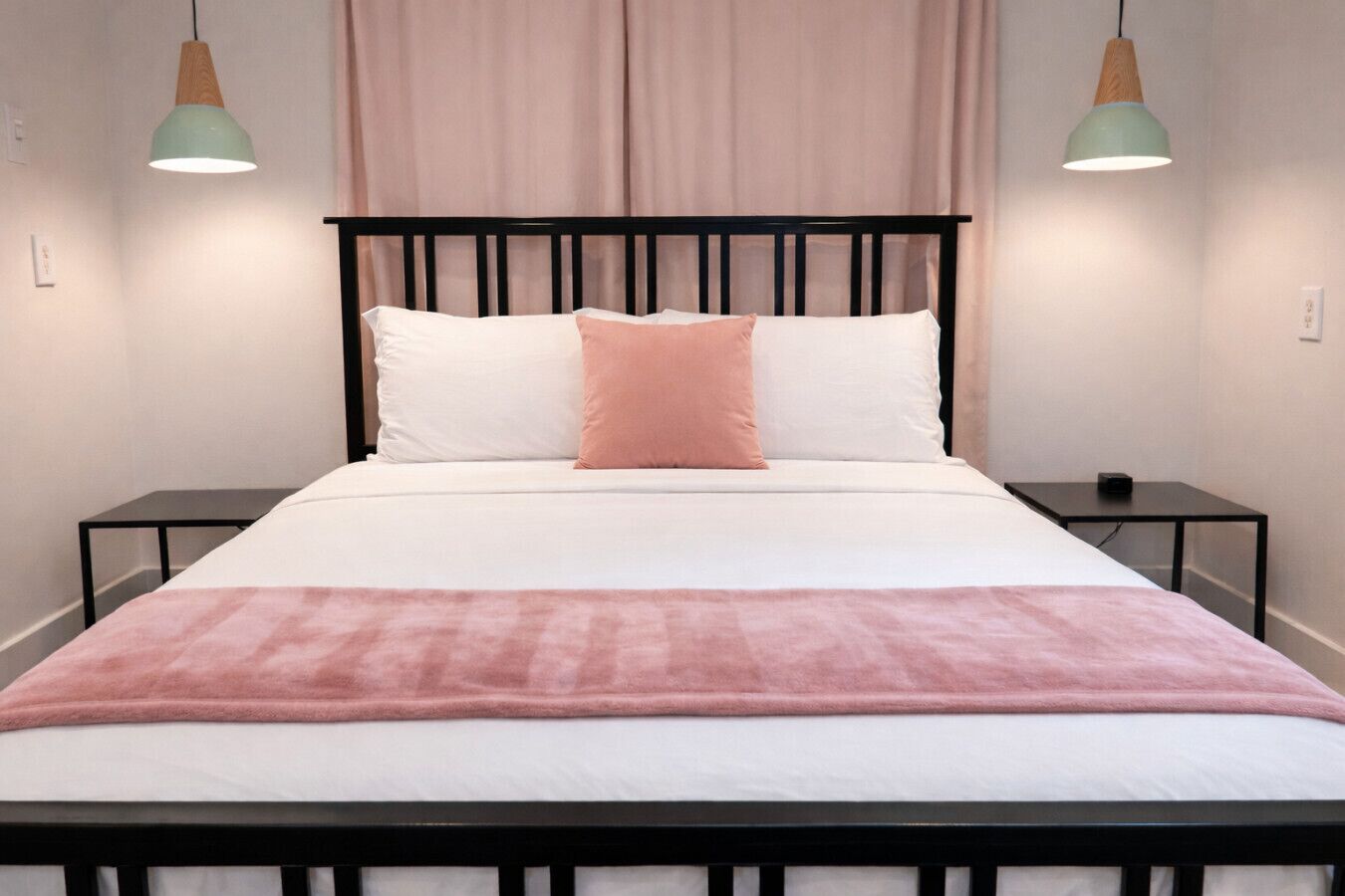 3 soverom, skrivebord, strykejern/-brett og reiseseng for barn