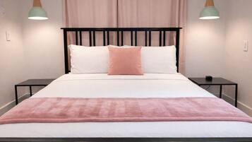 3 soverom, skrivebord, strykejern/-brett og reiseseng for barn