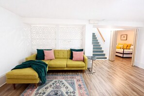 Televisio, takka, kirjoja