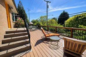 Terrace/patio - Stylish Fremont Retreat | Sleeps 8, Walk to Eats (Seattle)