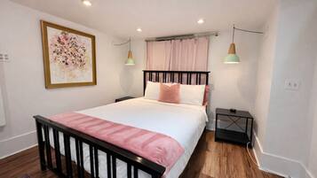 3 bedrooms, desk, iron/ironing board, travel crib