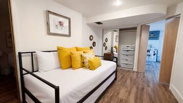 3 sovrum, skrivbord, strykjärn/strykbräda och resesäng