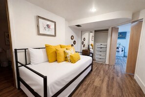 3 makuuhuonetta, työpöytä, silitysrauta/-lauta, vauvan matkasänky