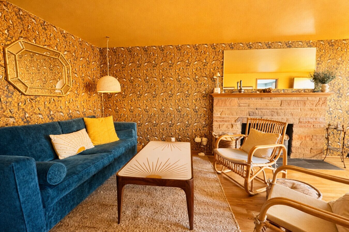 Télévision, cheminée, livres