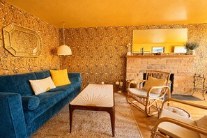 テレビ、暖炉、書庫