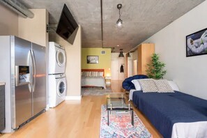 1 habitación, escritorio, tabla de planchar con plancha y wifi 