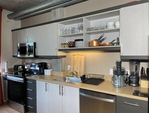 Refrigerador, microondas, horno y lavavajillas 