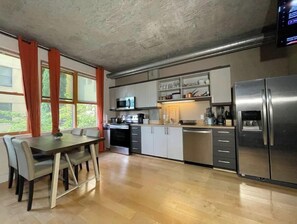 Fridge, microwave, oven, dishwasher - ★Stylish & Comfy in the ♥ of Old Town ~ ♛King Bed (Portland)