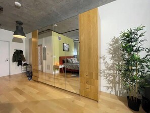 1 slaapkamer, een bureau, een strijkplank/strijkijzer, wifi