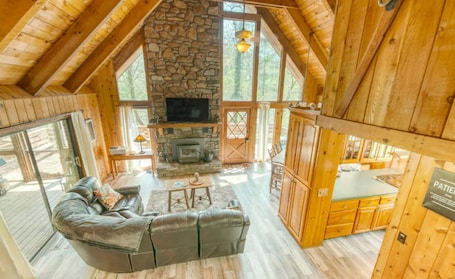 Smart TV, fireplace. The Riverhouse - 3BR Cabin on 300 Acres, Hot Tub, Firepit, by creek!