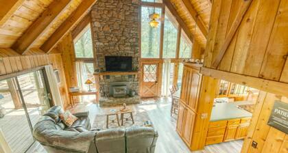The Riverhouse - 3BR Cabin on 300 Acres, Hot Tub, Firepit, by creek!