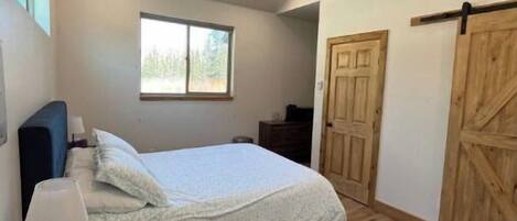 1 bedroom, desk, WiFi, bed sheets