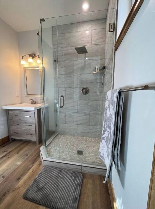 Shower, hair dryer, towels, soap - Private Mtn Room 1/4 mi from Purgatory. Perfect Base Camp! (Durango)