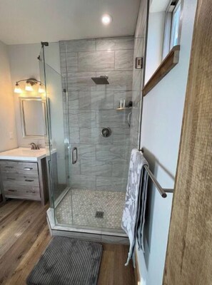 Shower, hair dryer, towels, soap -   Private Mtn Room 1/4 mi from Purgatory.  Perfect Base Camp! (Durango)