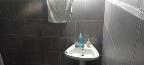 Economy Room, Multiple Beds | Bathroom | Towels - Casona Yungay - Hostel (Santiago)