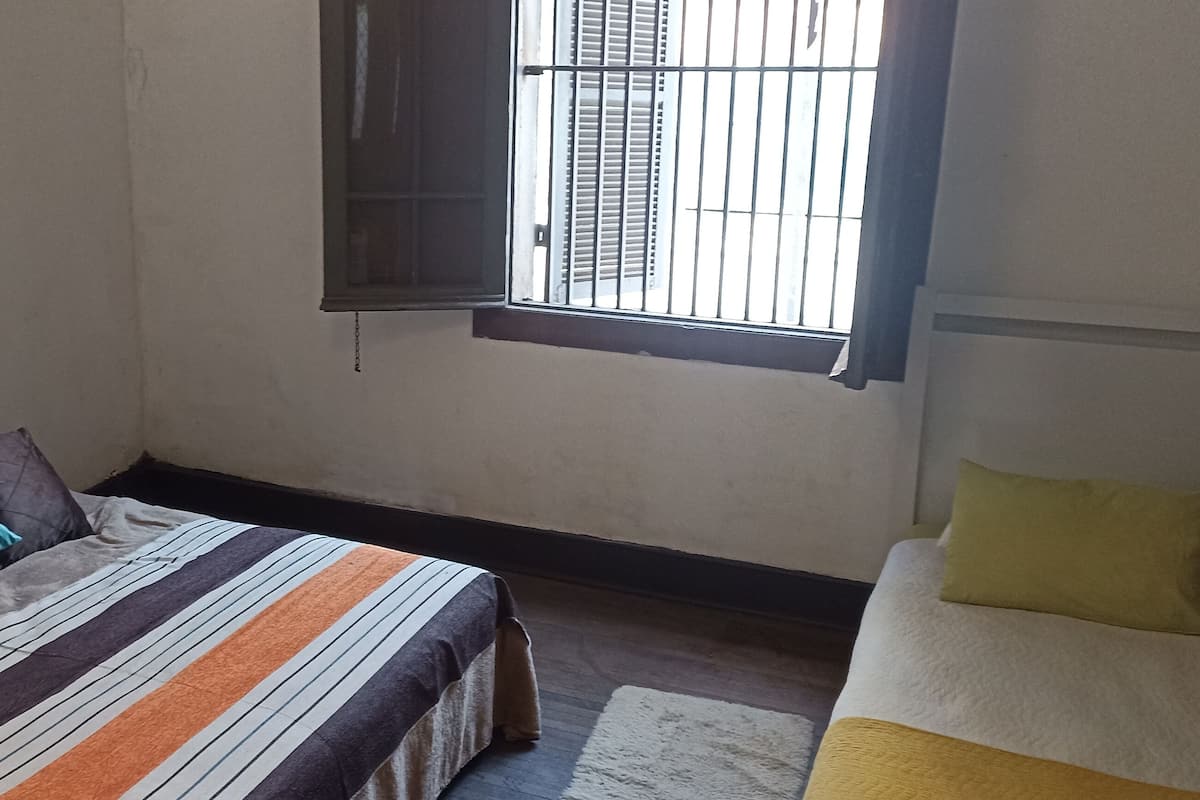 Chambre Quadruple Économique, plusieurs lits | Wi-Fi gratuit, draps fournis, accès pour personnes à mobilité réduite