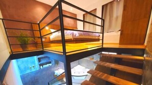 A bunk bed with a wooden frame and a view of a lower level. - Hotel Inti Quito (Quito)