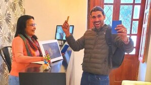 Two people in an office setting with a desk, a laptop, and a framed picture. - Hotel Inti Quito (Quito)