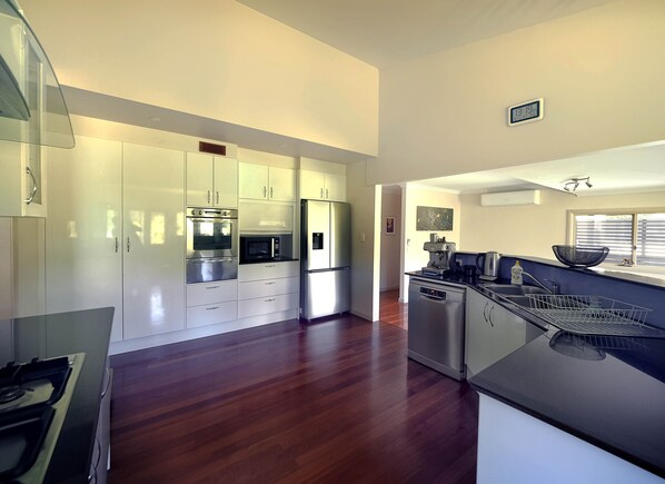Private kitchen - Spacious 4 bedroom family home with pool (Charlotte Bay)