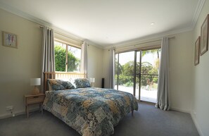 4 bedrooms, WiFi, bed sheets - Spacious 4 bedroom family home with pool (Charlotte Bay)