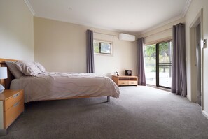4 bedrooms, WiFi, bed sheets