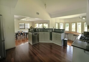 Private kitchen - Spacious 4 bedroom family home with pool (Charlotte Bay)