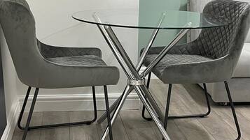 Standard Apartment, Ensuite (1 Bed Apartment- Sleeps 3) | Lounge