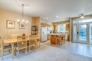 Dining - HOT TUB, Eagle Crest Condo on Golf Course, DOGS OK (Redmond)