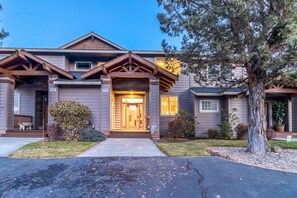 Exterior detail - HOT TUB, Eagle Crest Condo on Golf Course, DOGS OK (Redmond)