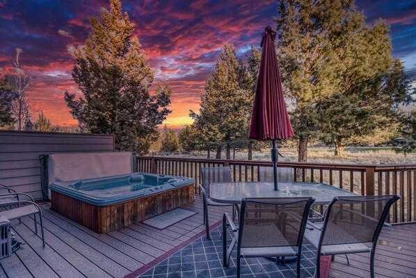Outdoor dining - HOT TUB, Eagle Crest Condo on Golf Course, DOGS OK (Redmond)