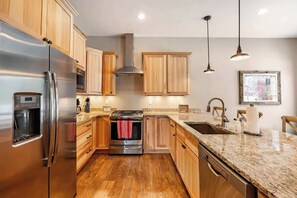 Refrigerador, microondas, horno, placa de cocina