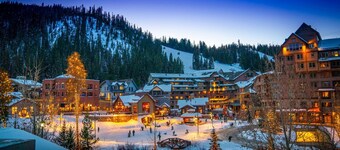 Modern 4BR Townhouse: Hot Tub, Fireplace, Views!