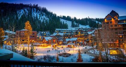 Modern 4BR Townhouse Hot Tub, Views, Hiking/Biking