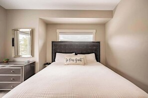 5 bedrooms, iron/ironing board, WiFi, bed sheets