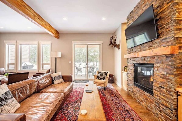 Fernseher, Kamin, Videospiele, Arbeitsbereiche